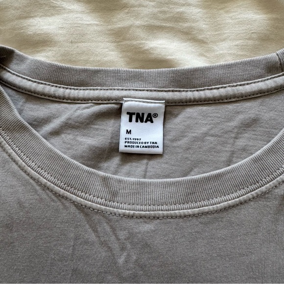 TNA rolled short sleeve tee Size large - Picture 2 of 3